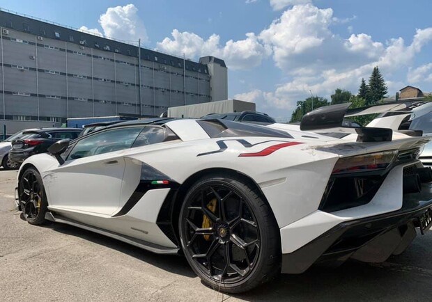 Таможенники изъяли "нелегальный" Lamborghini за 600 тысяч евро. Фото: Киевская таможня