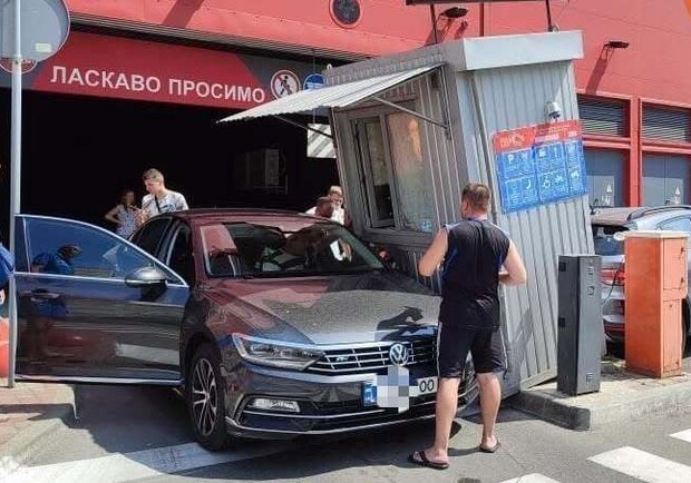 На Троещине водительница сбила будку парковщика и врезалась в ТРЦ. Фото: dtp.kiev.ua.
