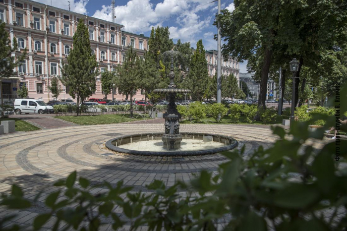 В Киеве обновили сквер рядом с Софийской площадью. Фото: КГГА
