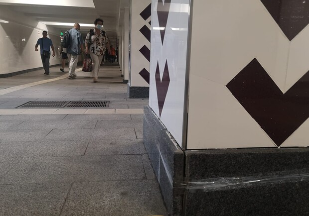 Трещины на колонне станции метро "Святошин" заклеили скотчем. Фото: Facebook Александра Рудоманова