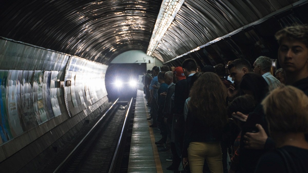 Почему не стоит быть «зацепером» в Киевском метро и как действовать, если случайно упал на рельсы, - ФОТО, ВИДЕО