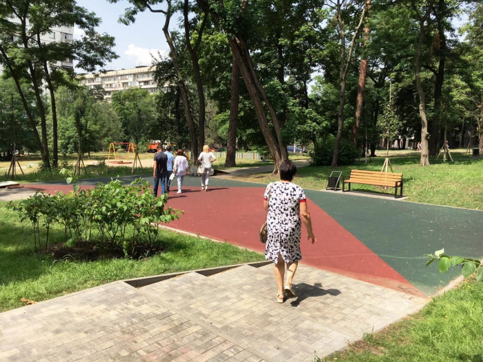 В Святошинском районе продолжают ремонтировать скверы. Фото: "Киевзеленстрой"