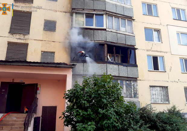 На Подоле во время пожара в квартире удалось спасти троих детей. Фото: ГСЧС