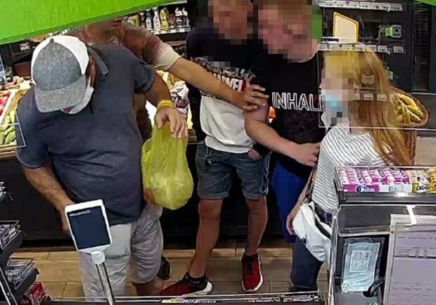 В супермаркете на Оболони мужчину ранили ножом в живот. Фото: Полиция Киева.
