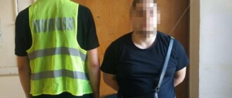 Двое иностранцев ограбили прохожего в Киеве. Полиция задержала их в течение часа, - ФОТО