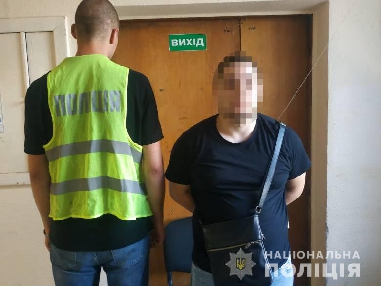 Двое иностранцев ограбили прохожего в Киеве. Полиция задержала их в течение часа, - ФОТО