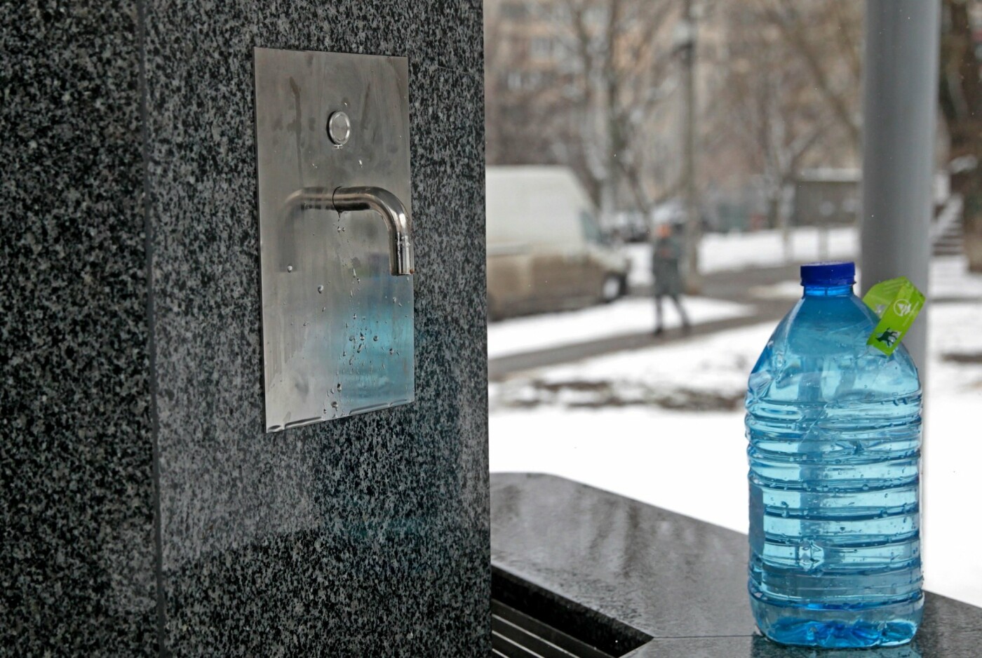 "Киевводоканал" заявил, что водопроводная вода лучше бутилированной: можно ли пить из-под крана?