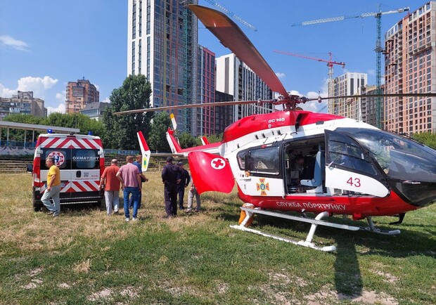На стадионе старт приземлился вертолет спасателей. Фото: Facebook Николая Чечеткина