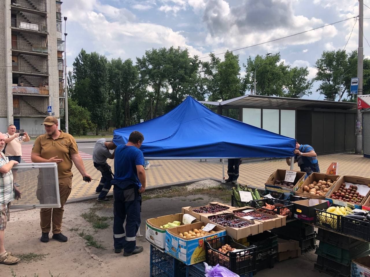 Борьба с МАФами: в Киеве разбирают палатки несанкционированной торговли, - ФОТО