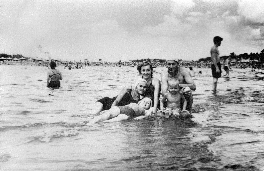 Срамота: какими были первые киевские пляжи и почему по ним разгуливали нудисты, - ФОТО