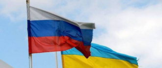 "Мы за мир": на Майдане нетрезвая компания гуляла с флагом России