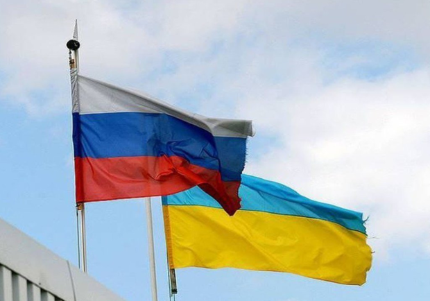 На Майдане нетрезвая компания развернула флаг России. Фото: narodna-pravda.ua