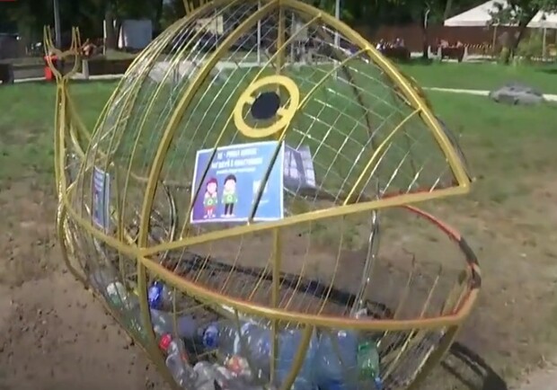 На пляже в Киеве установили необычные контейнеры для мусора. Фото: Телеканал "Київ".