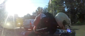 Шлемом по голове: на Теремках мотоциклист напал на водителя, в которого врезался