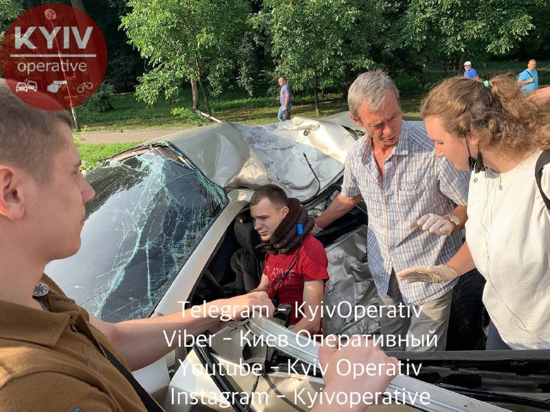 В Киеве произошло серьёзное ДТП. Машина разбита, водитель в реанимации, - ВИДЕО