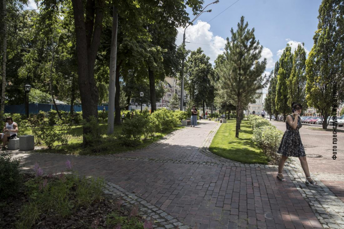 В Киеве обновили сквер рядом с Софийской площадью. Фото: КГГА