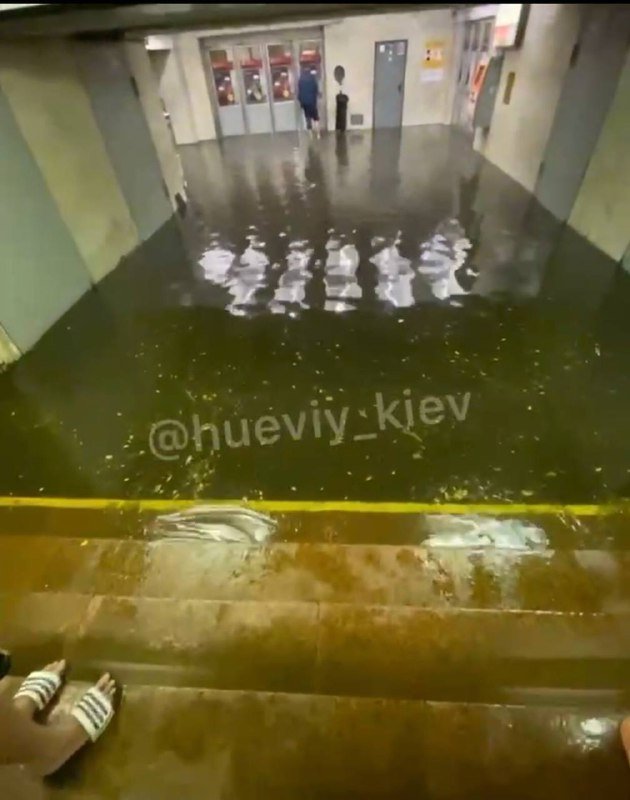 В Киеве затопило метро. Вода попала в кассовый зал, станция временно закрыта, - ФОТО, ВИДЕО