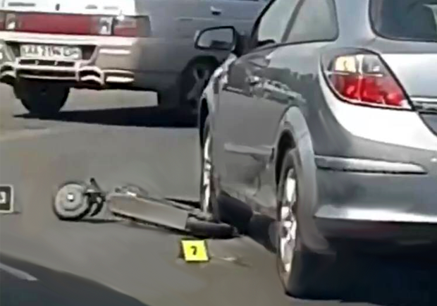 В Киеве автомобиль врезался в электросамокат, водитель электротранспорта в больнице. Фото: скрин с видео "Киева Оперативного"