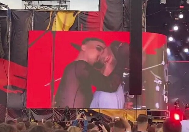 Каминг-аут певца Melovin на сцене вырезали из телеэфира. Фото: скрин с видео Melovin в Instagram