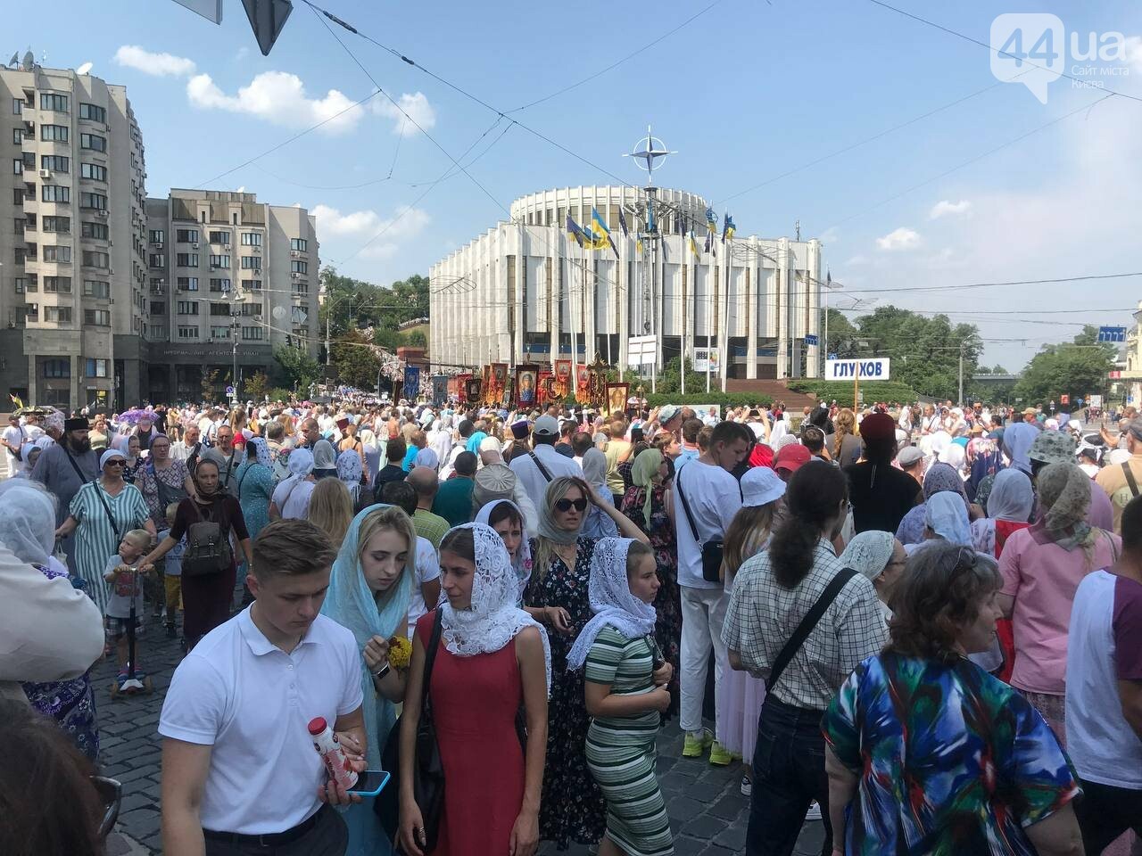 Прихожане без масок, пробки и торжественный молебен: как в Киеве прошел День крещения Руси