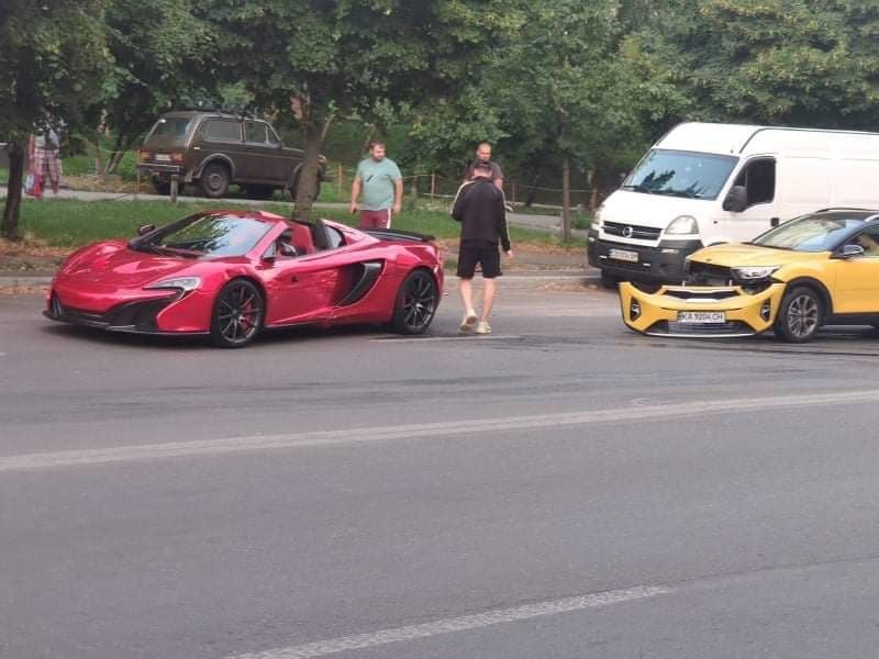 В Киеве произошло ДТП с участием дорогого спорткара, - ВИДЕО
