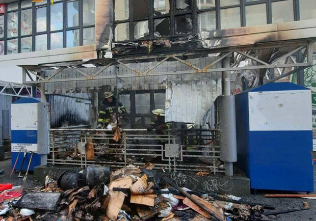 На бельваре Кольцова сгорел супермаркет. Фото: ГУ ГСЧС