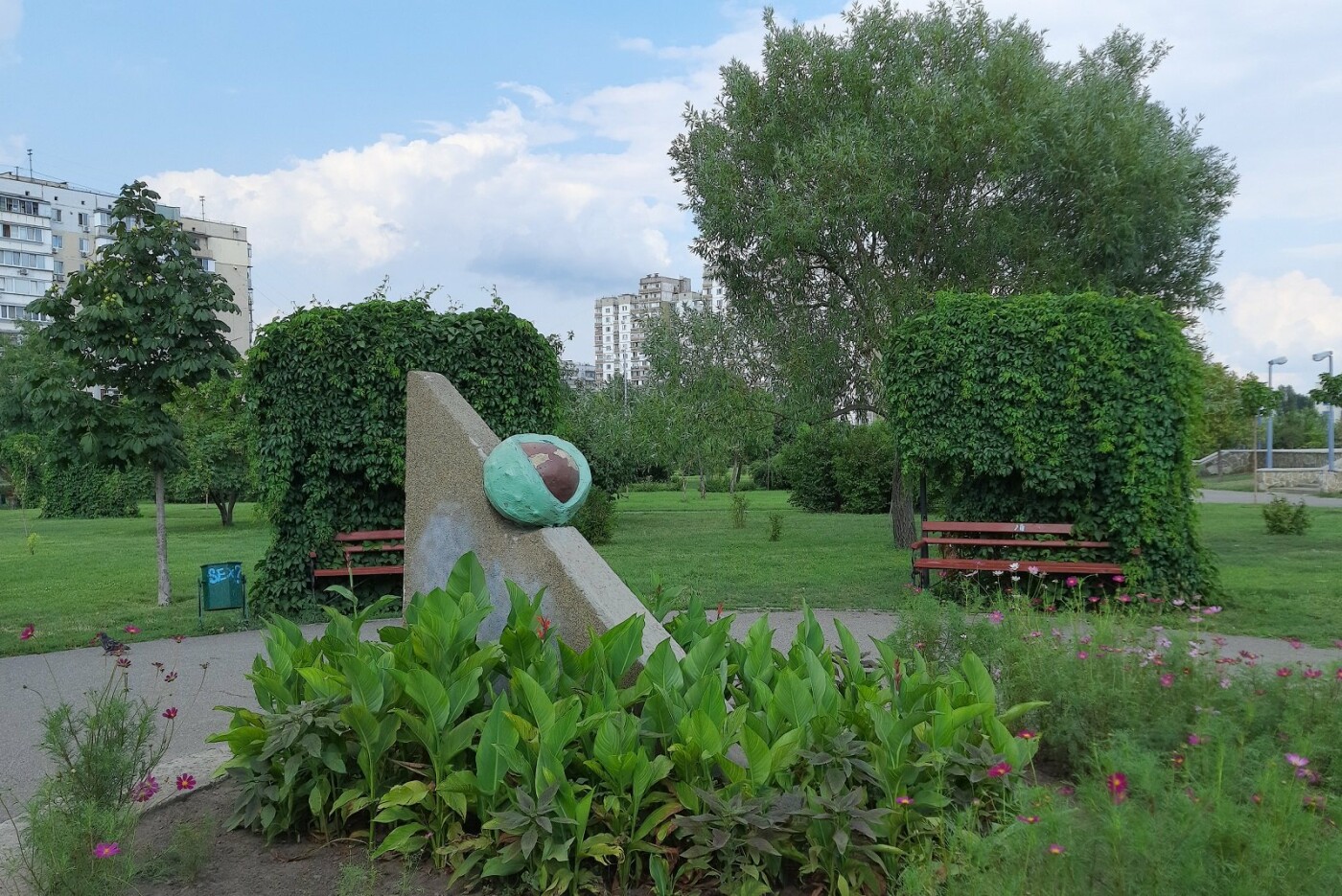 Цветущая гордость Троещины: почему стоит посетить Молодежный парк Киева, - ФОТО