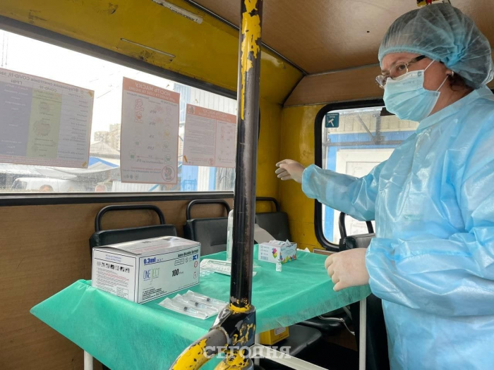 В Киеве начали прививать от коронавируса в автобусах и палатках