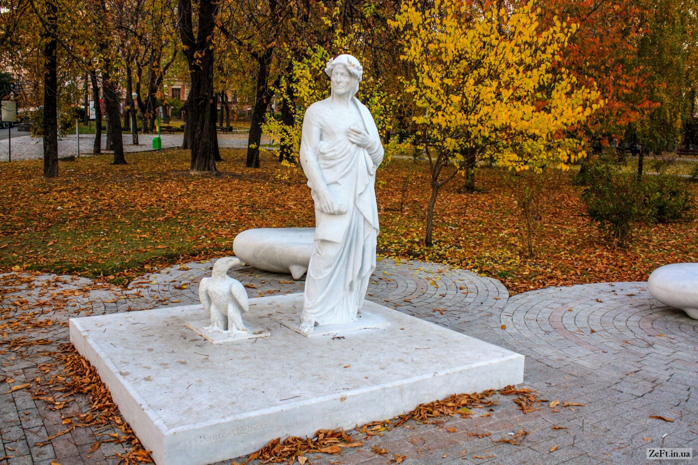 Памятник Данте Алигьери в Киеве и обезглавленный орел: когда установили монумент и где он находится, - ФОТО