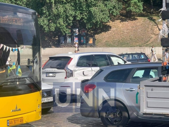 Отказали тормоза: в центре Киева военный грузовик повредил три автомобиля фото 2