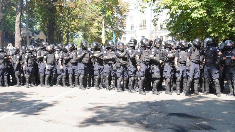 Автозаки и слезоточивый газ: полиция не пропустила мирную акцию к Офису президента в Киеве. Колонна направилась к Зеленскому