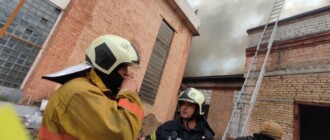 Спасатели тушат масштабный пожар в Оболонском районе Киева, - ФОТО