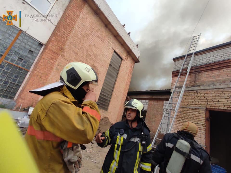 Спасатели тушат масштабный пожар в Оболонском районе Киева, - ФОТО