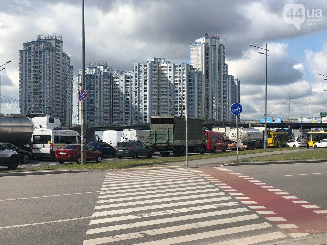 "Скованные" ожиданием: в Киеве из-за ремонта Южного моста дорога превратилась в сплошной затор