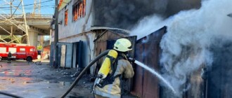 В Киеве случился серьёзный пожар: горят авто и гаражи, - ФОТО, ВИДЕО