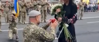 На глазах у соратников: на Крещатике ветеран АТО сделал предложение любимой