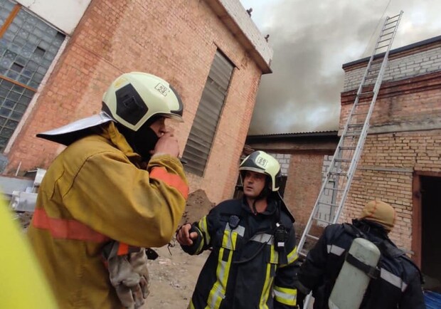 На Петровке горит огромный склад, у пожарных не хватает воды. Фото: ГУ ГСЧС
