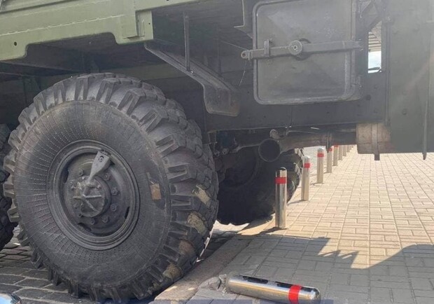В центре Киева военный грузовик повредили три автомобиля. Фото: УНН