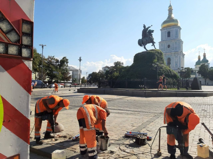 На Софийской площади устанавливают антизаездные столбики. Фото: Константин Усов