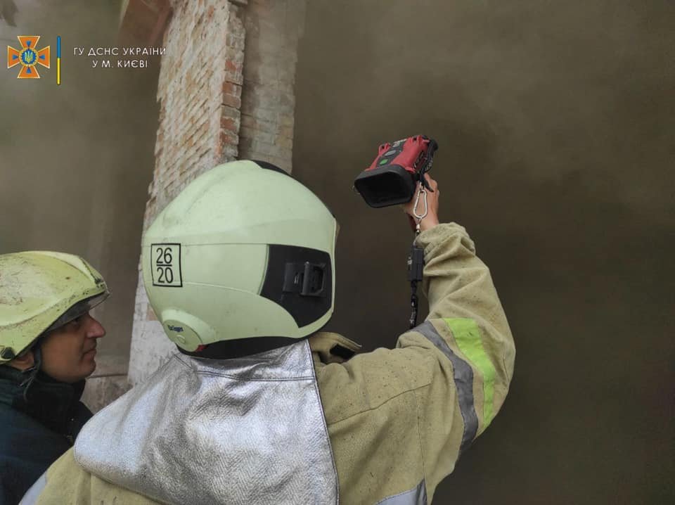 Спасатели тушат масштабный пожар в Оболонском районе Киева, - ФОТО