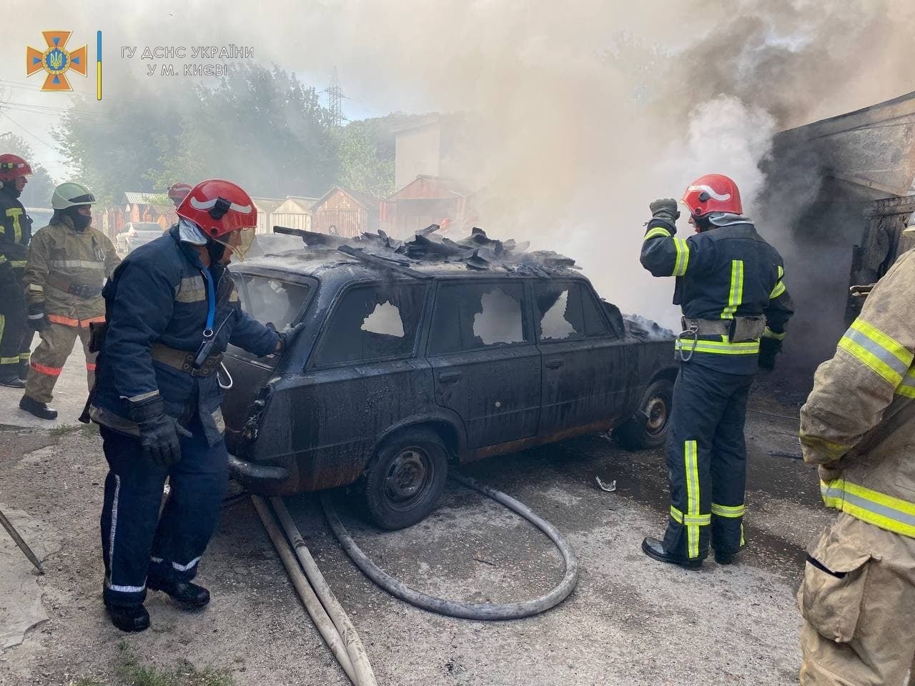 В Киеве случился серьёзный пожар: горят авто и гаражи, - ФОТО, ВИДЕО