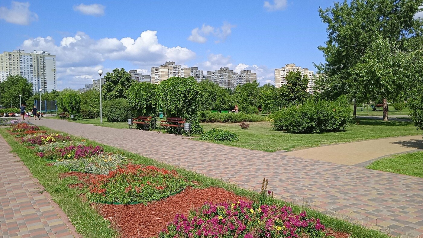Цветущая гордость Троещины: почему стоит посетить Молодежный парк Киева, - ФОТО