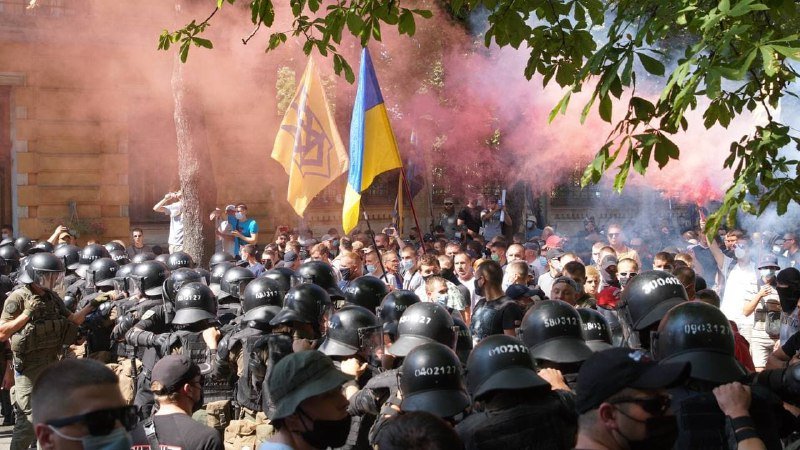 Автозаки и слезоточивый газ: полиция не пропустила мирную акцию к Офису президента в Киеве. Колонна направилась к Зеленскому