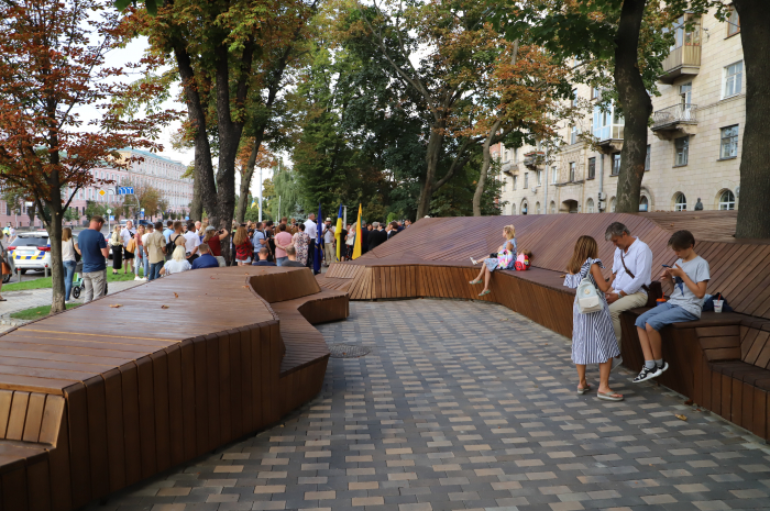В Киеве открыли обновленный Литовский сквер. Фото: КГГА
