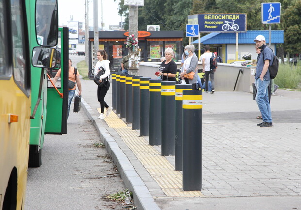 На Окружной установили первую защитную систему остановки общественного транспорта. Фото: КГГА