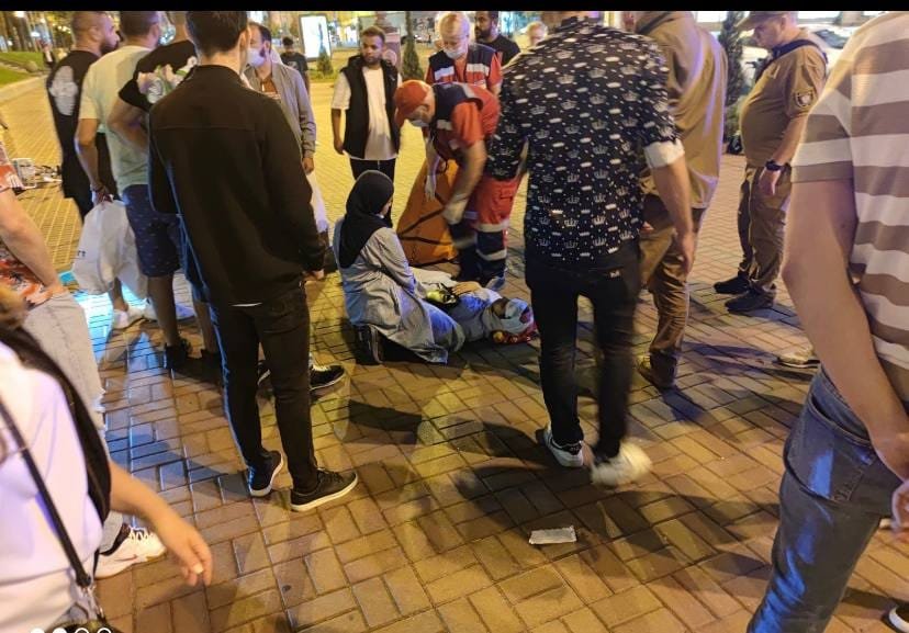 В Киеве туристка сильно пострадала, упав с электросамоката