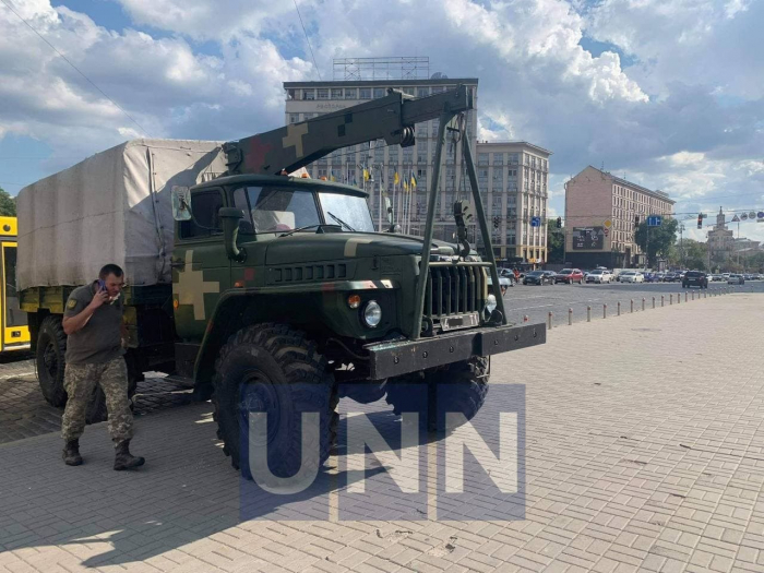 Отказали тормоза: в центре Киева военный грузовик повредил три автомобиля фото