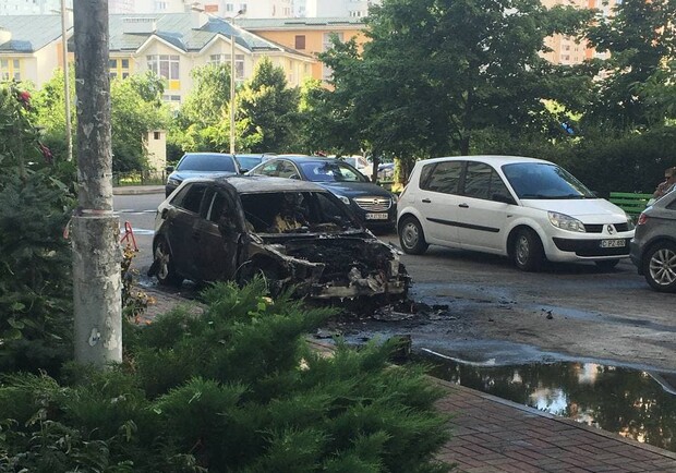 На Осокорках ночью подожгли автомобиль. Фото: THEKIEV.city