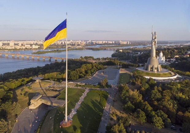 Ко Дню флага обновят тризуб на самом большом флагштоке Украины. Фото: КиевВласть