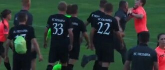 Из-за спорного пенальти: тренер набросился с кулаками на арбитра в матче Кубка Украины